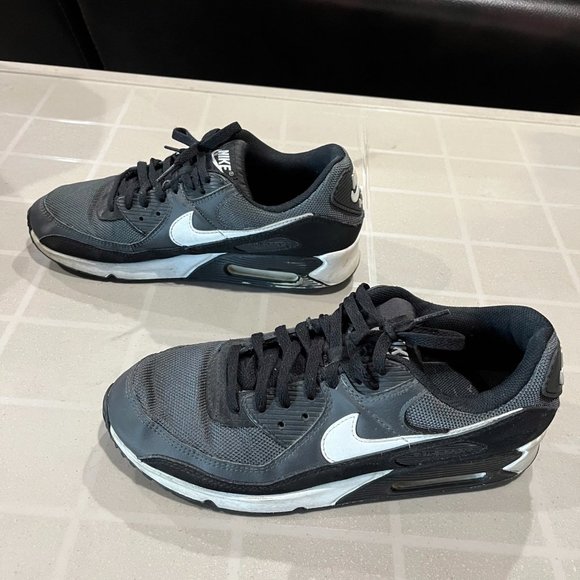 Athletic_Shoes